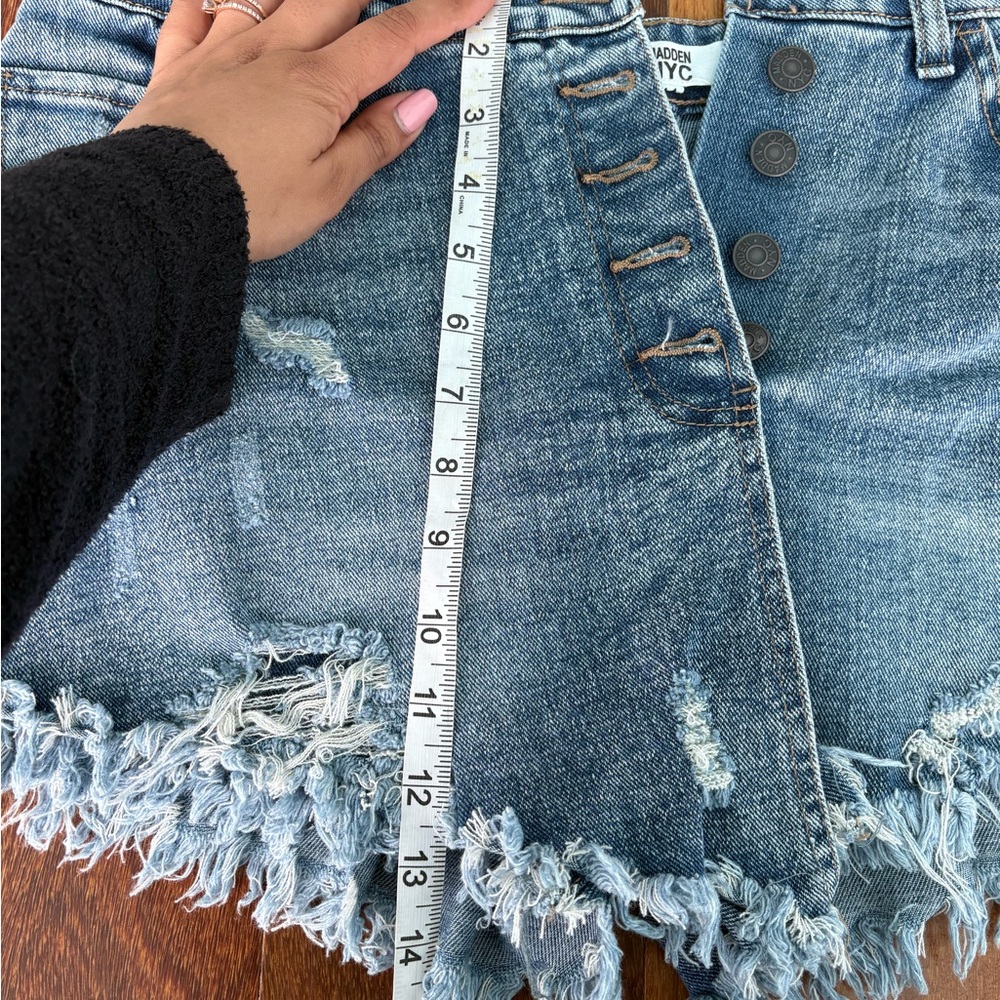 Frayed Hem Denim Shorts - Picture 4 of 5
